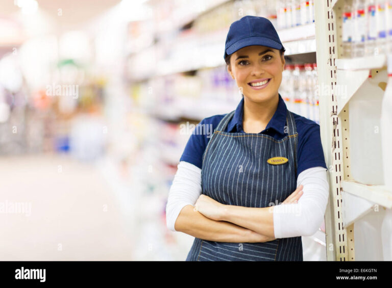 portrait-of-pretty-supermarket-shop-assistant-E6KGTN
